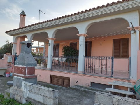 Haus in La Caletta mit privatem Parkplatz