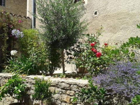 SCHÖNES STUDIO MIT GARTEN FÜR 2 IM DORF