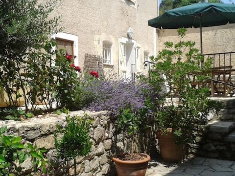 SCHÖNES STUDIO MIT GARTEN FÜR 2 IM DORF