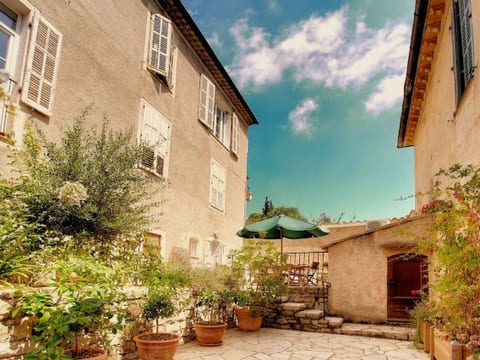 SCHÖNES STUDIO MIT GARTEN FÜR 2 IM DORF