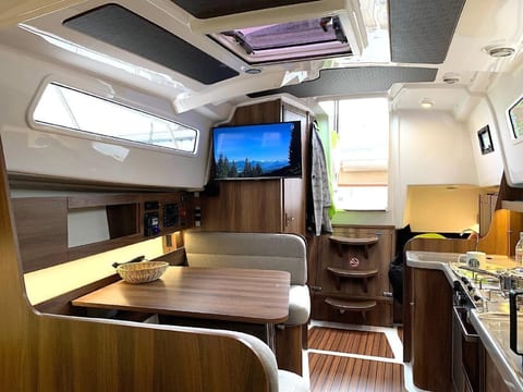 Yacht Overtime im Hafen der Marina Braunsbedra