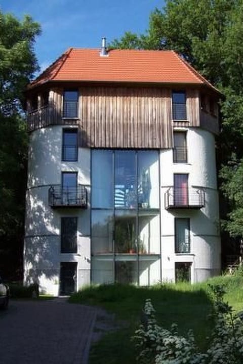 Silo mit kleinem Garten