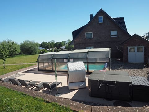 Geräumige Ferienvilla Jenny am Strand mit Pool