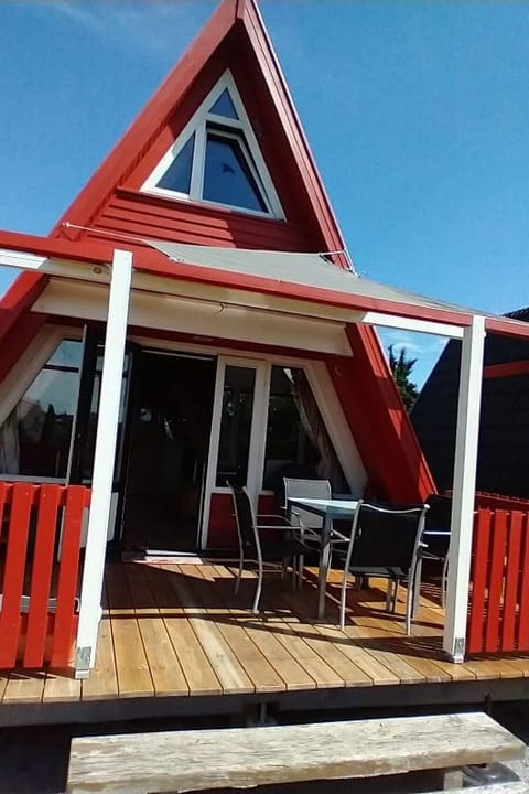 Haus am See mit Fasssauna, Liegewiese und Grill