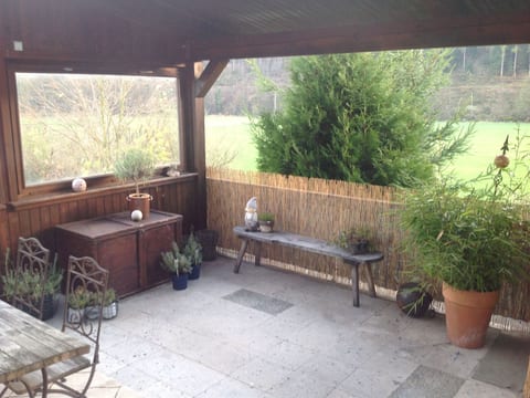 Große, hundefreundliche Ferienwohnung mit großer Terrasse in Flussnähe