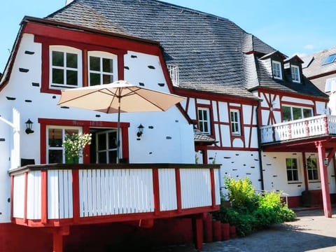Altes Fährhaus anno 1 6 3 3 - Traumferienwohnung in exponierter Moselufer-Lage