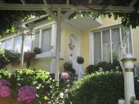 Große Ferienwohnung mit Balkon und Garten