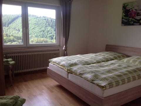 Großes, modernes Ferienhaus mit Terrasse