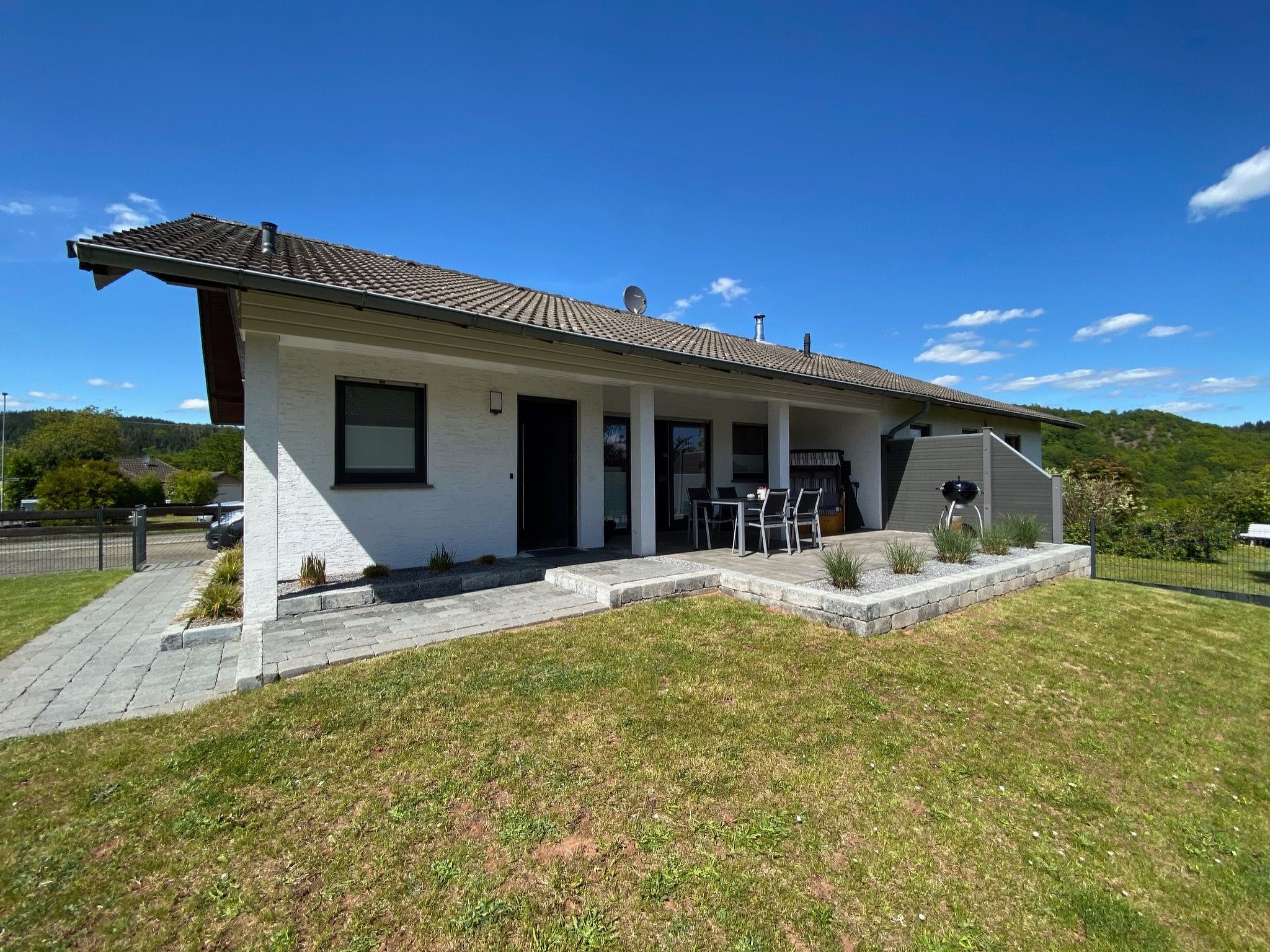 mit Garten, Grill und Terrasse