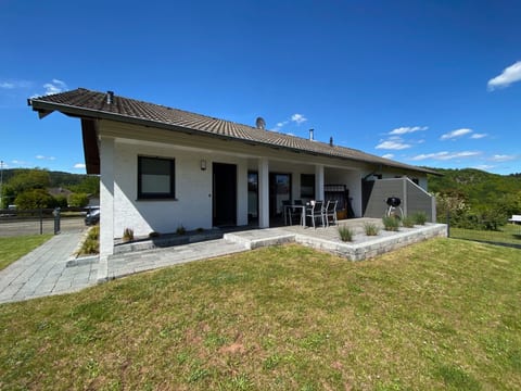 mit Garten, Grill und Terrasse