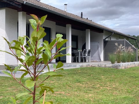 mit Garten, Grill und Terrasse