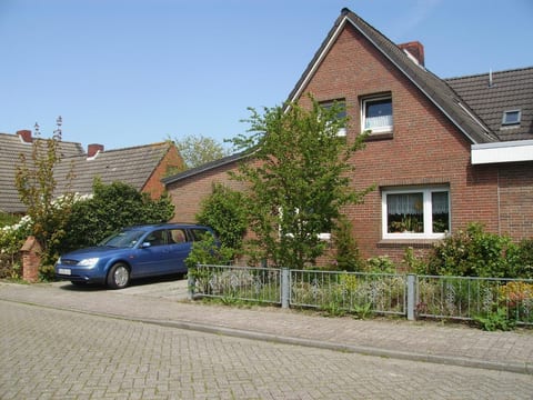 mit Garten und Gartenhaus
