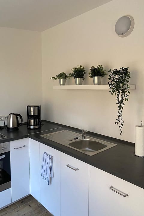 mit Terrasse und kleinem Garten