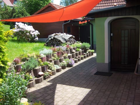 Geräumige Ferienwohnung mit Terrasse, in günstiger zentraler Lage in der Oberla