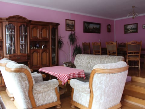 Geräumige Ferienwohnung mit Terrasse, in günstiger zentraler Lage in der Oberla