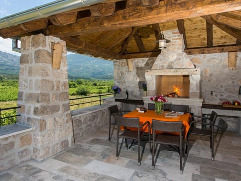 Stilvolles Ferienhaus mit Terrasse und Pool in ländlicher Lage in der Nähe von