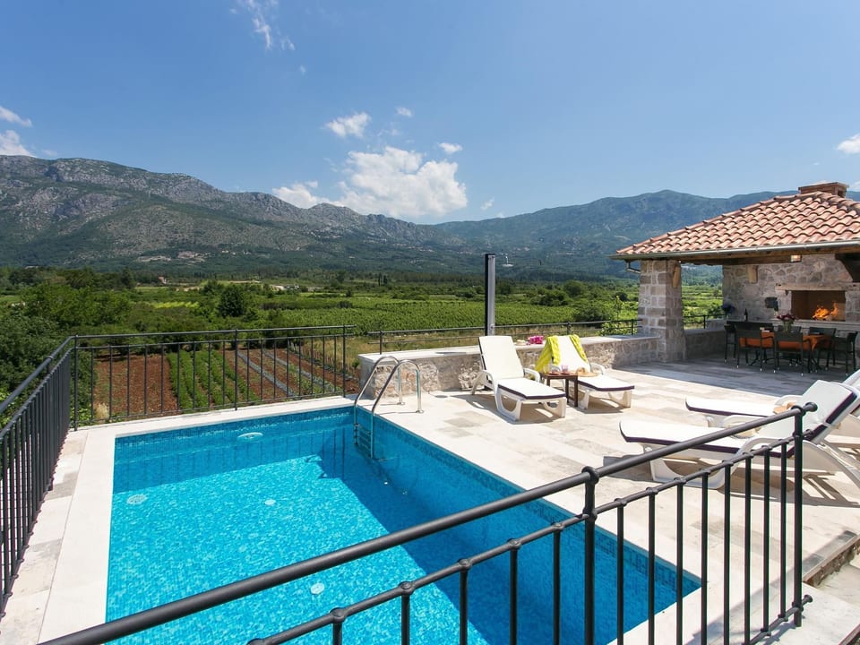 Casa de vacaciones elegante con terraza y piscina en una ubicación rural cerca de - Dubrovnik