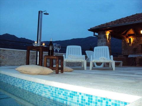 Stilvolles Ferienhaus mit Terrasse und Pool in ländlicher Lage in der Nähe von