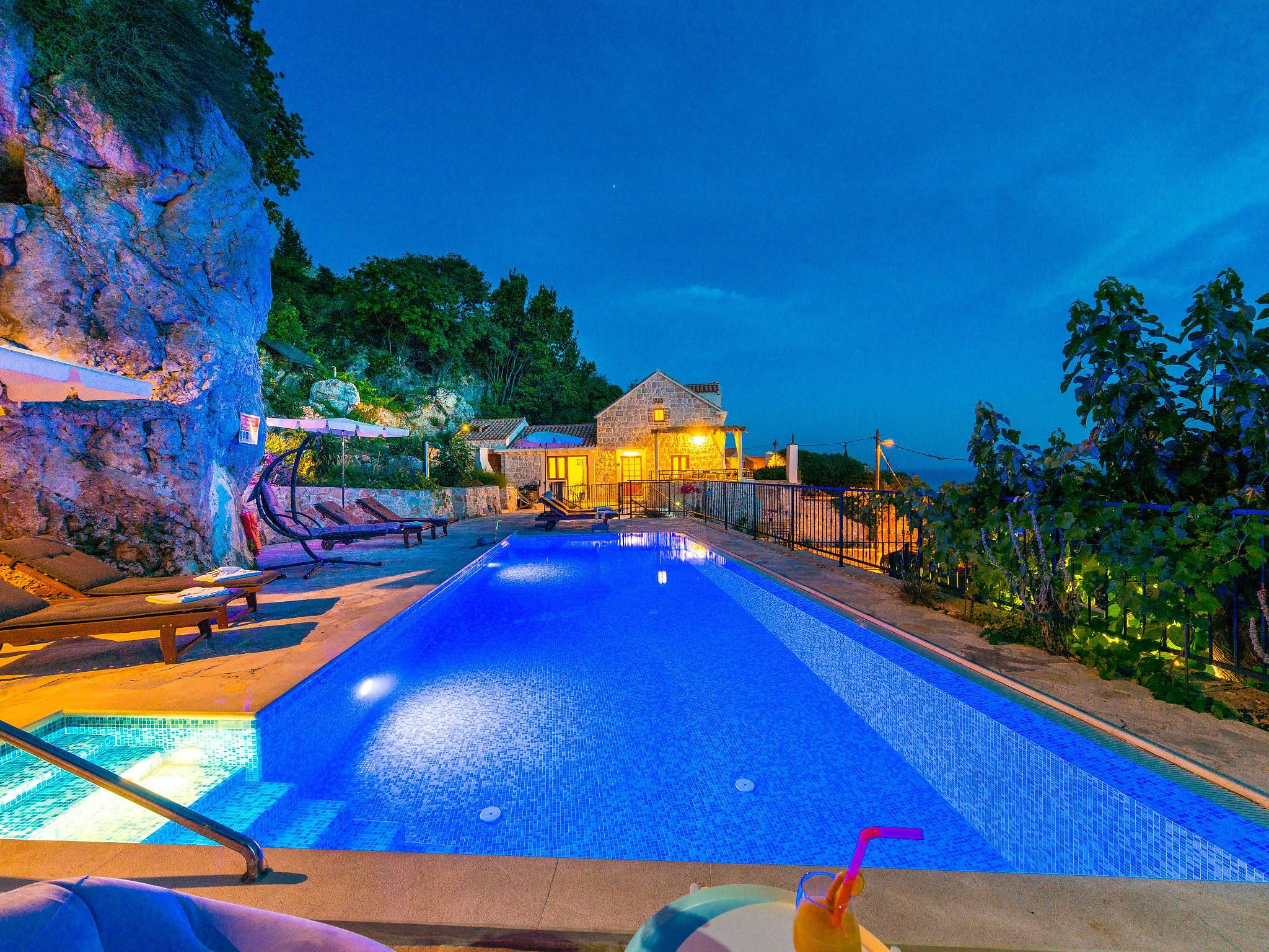Astonoshing Villa Stone mit beheiztem Pool in Mlini