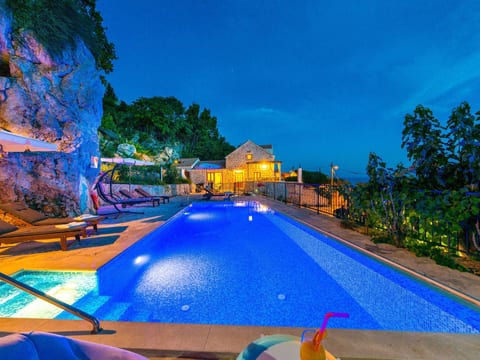 Astonoshing Villa Stone mit beheiztem Pool in Mlini