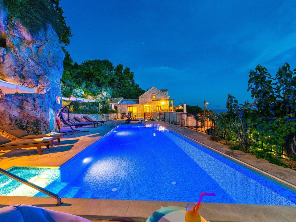 Astonoshing Villa Stone mit beheiztem Pool in Mlini - Mlini
