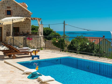 Astonoshing Villa Stone mit beheiztem Pool in Mlini