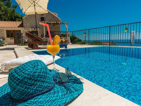 Astonoshing Villa Stone mit beheiztem Pool in Mlini