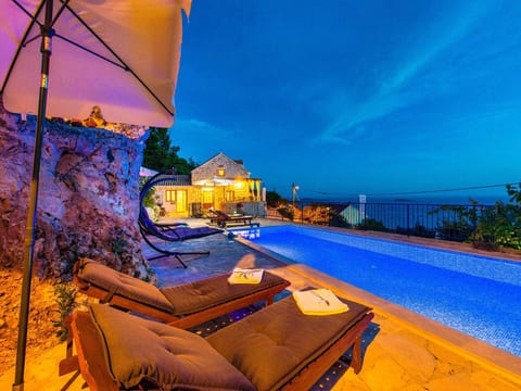 Astonoshing Villa Stone mit beheiztem Pool in Mlini