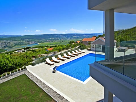 Großes Haus in Lokvičići mit privatem Pool
