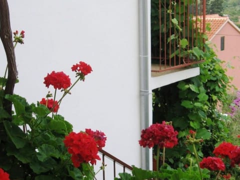 Appartement in Jelsa mit Garten und Grill