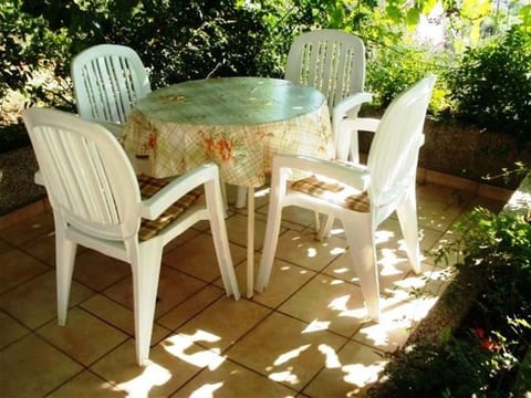 Appartement in Jelsa mit Garten und Grill