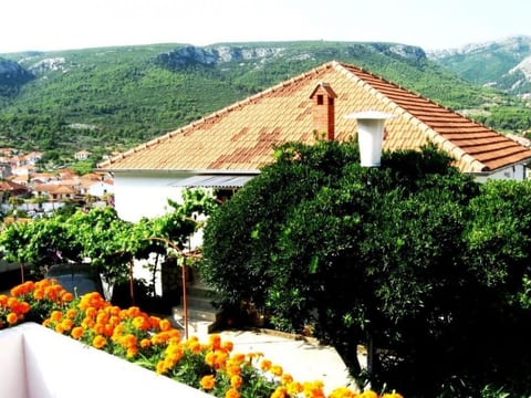Appartement in Jelsa mit Garten und Grill