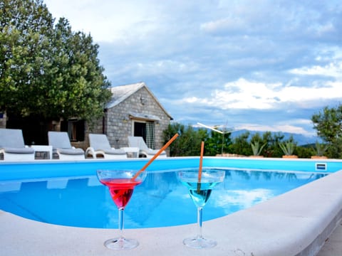 mit Terrasse und Pool in herrlicher Naturlandschaft