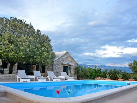 mit Terrasse und Pool in herrlicher Naturlandschaft