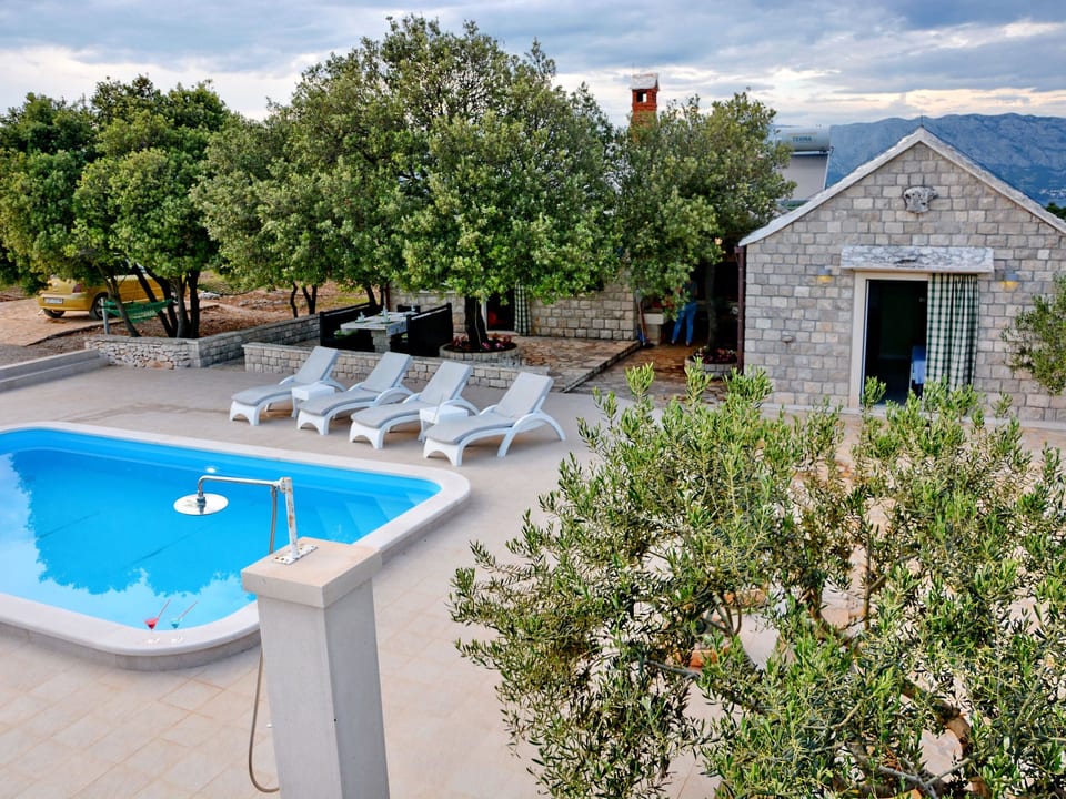 mit Terrasse und Pool in herrlicher Naturlandschaft - Općina Pučišća