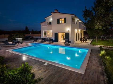 Ferienvilla mit Kamin am Waldrand