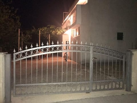 in Katuni mit privatem Parkplatz
