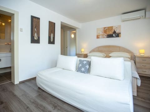Appartement in Duće mit Großem Balkon