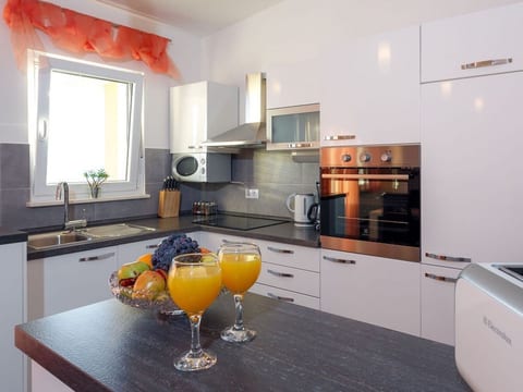 Wohnung in Dugi Rat mit Großer Terrasse