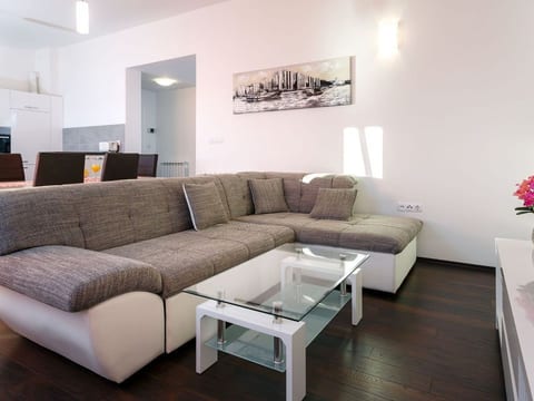 Wohnung in Dugi Rat mit Großer Terrasse