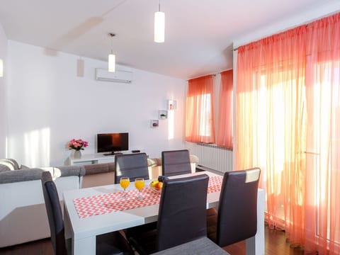 Wohnung in Dugi Rat mit Großer Terrasse
