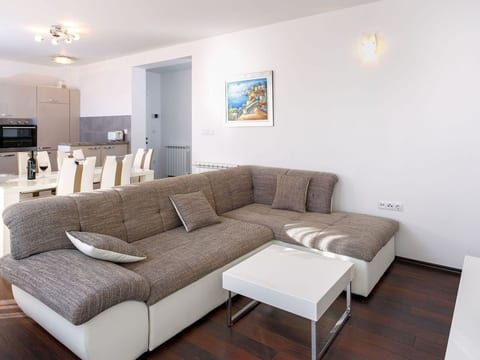 Appartement in Dugi Rat mit Großer Terrasse