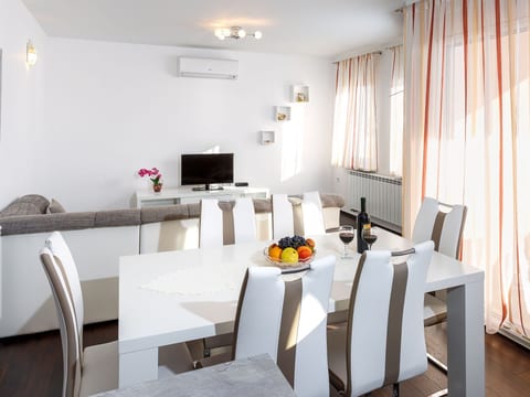 Appartement in Dugi Rat mit Großer Terrasse
