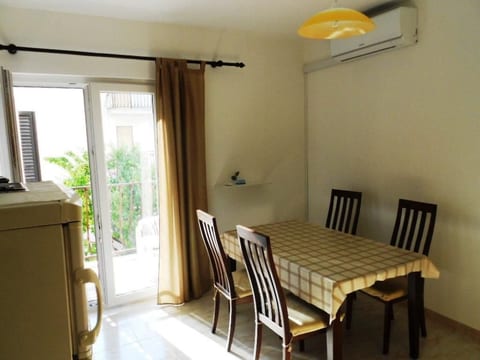 Große Wohnung in Podstrana mit Grill und Terrass