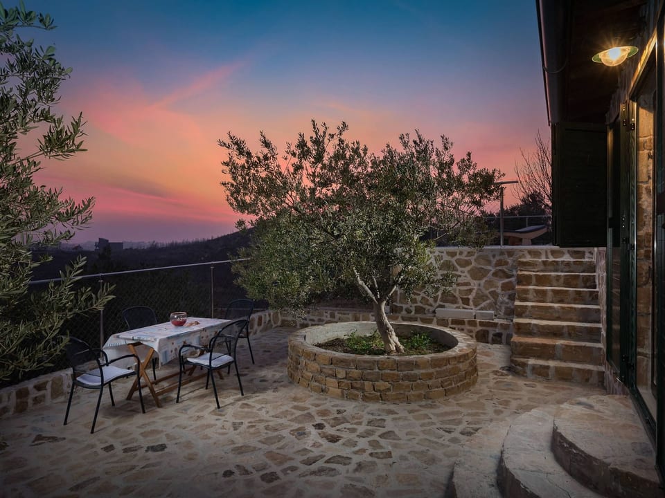 Affascinante casa in pietra con una vista panoramica fantastica - Žrnovnica