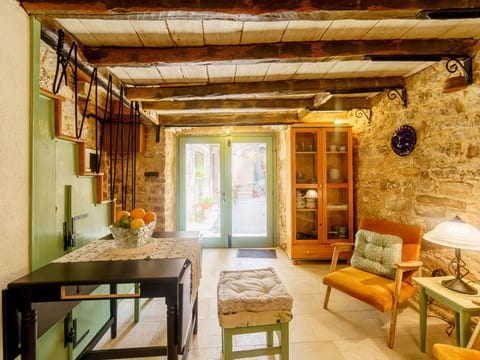 Haus in Kastel Sucurac mit Garten und BBQ