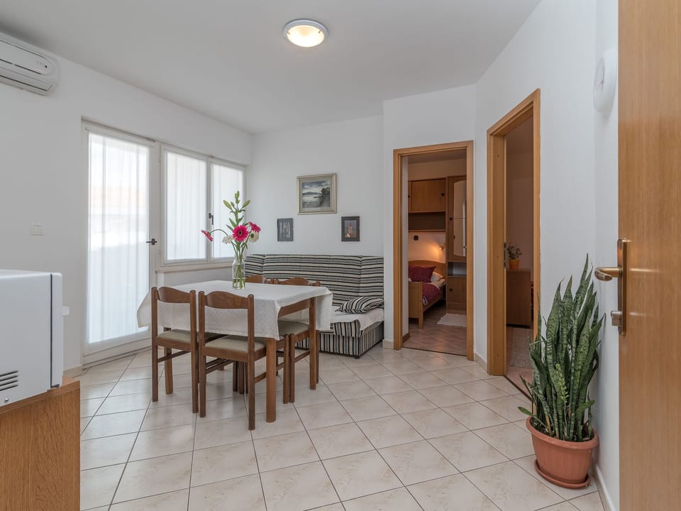 Apartment mit zwei Schlafzimmern und eigenem Balkon - Okrug Donji