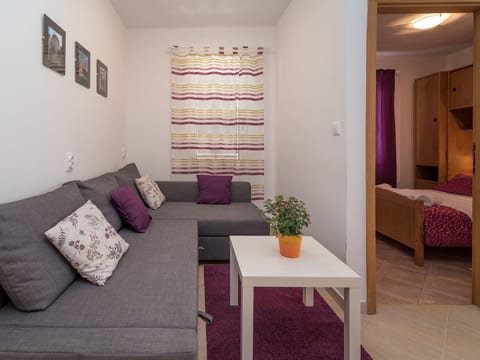 Voll ausgestattete Wohnung mit einem Schlafzimmer und Garten