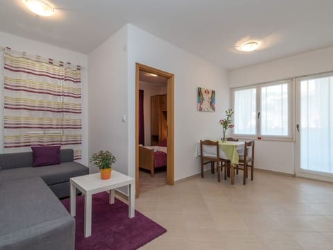 Voll ausgestattete Wohnung mit einem Schlafzimmer und Garten