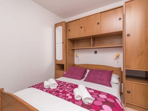 Voll ausgestattete Wohnung mit einem Schlafzimmer und Garten